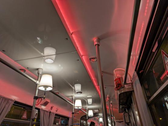 Die Decke mit Lampen einer Straßenbahn aus den 60er oder 70er Jahren 