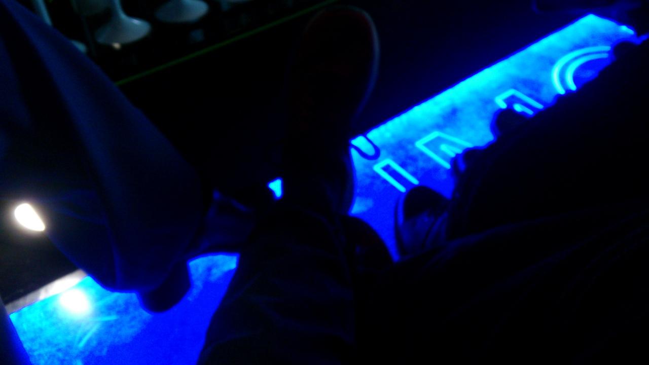 Ungewollt ausgelöster Schnappschuss in den Fußraum im fahrenden Auto bei Nacht.