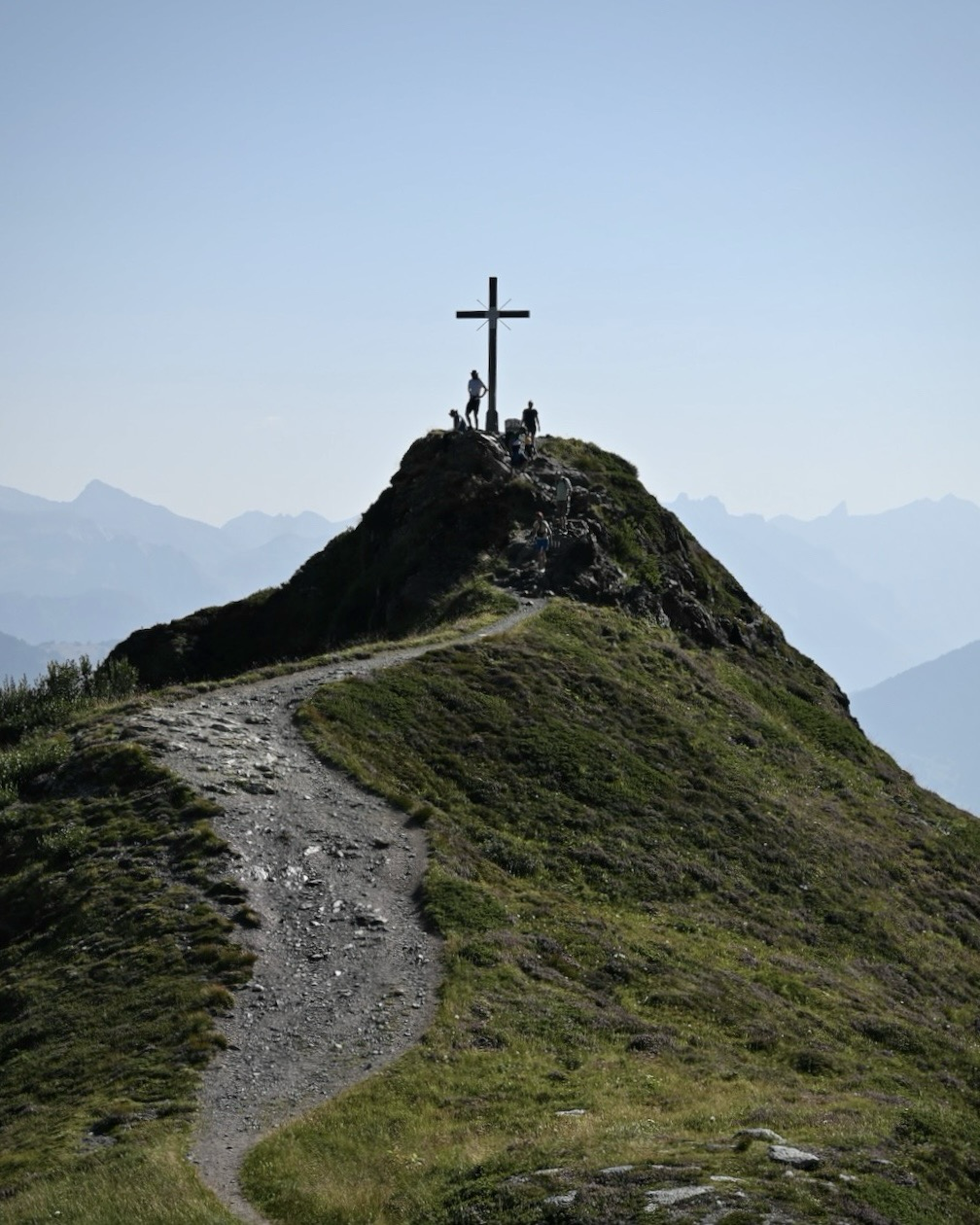 Golmer Höhenweg mit Bergpanorama im Montafon.
