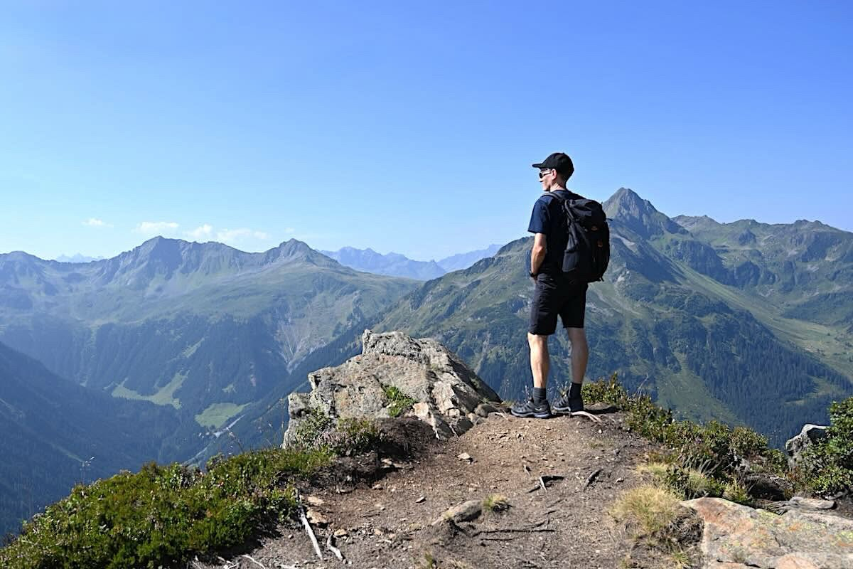 Bergpanorama mit Wanderer im Montafon.