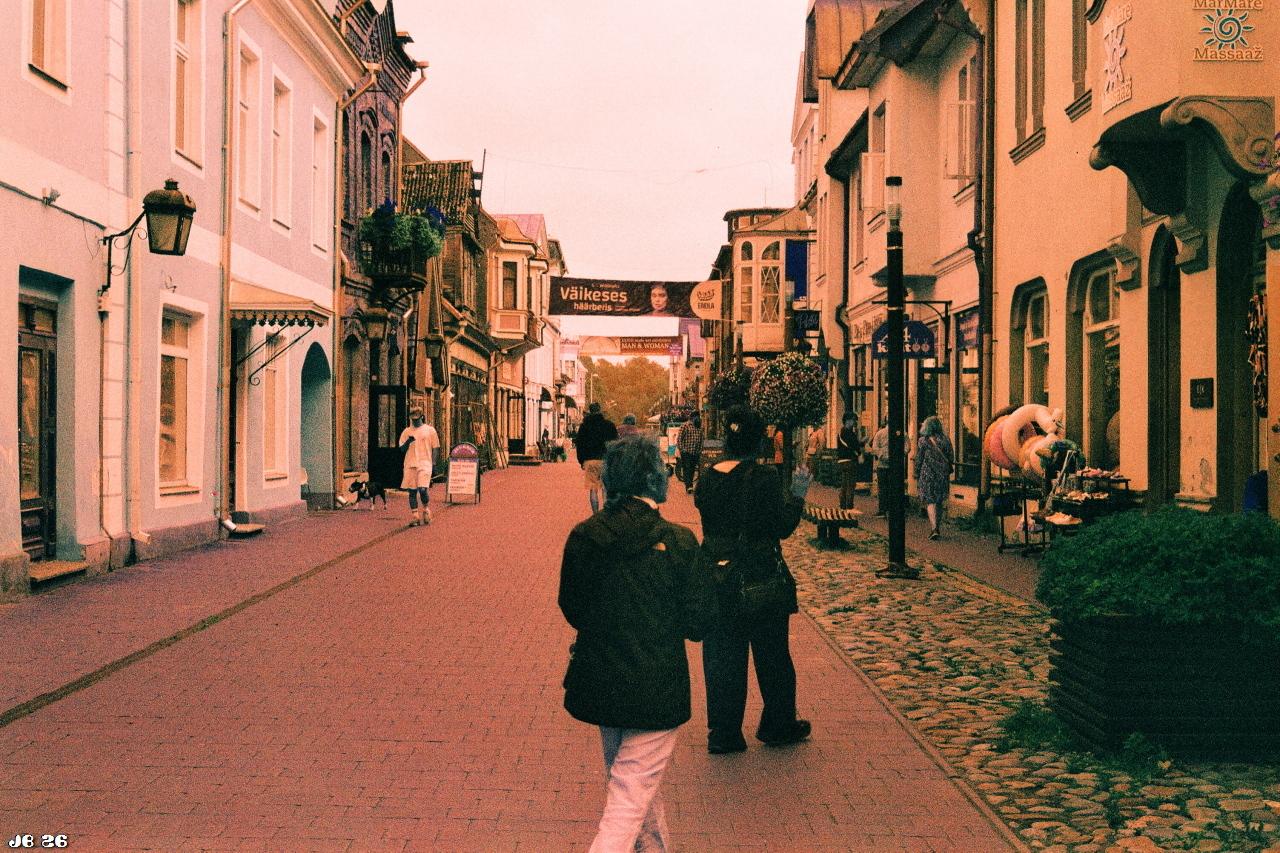 Verfremdete Farben bei einem Spaziergang durch das Jugendstilviertel in Riga, Lettland, wegen des verwendeten Kreativfilms. Die Straße säumen links und rechts Gebäude, die in der für den Jugendstil typischen Architektur errichtet wurden. Leica R4, 50 mm Summilux auf Harman Azure.